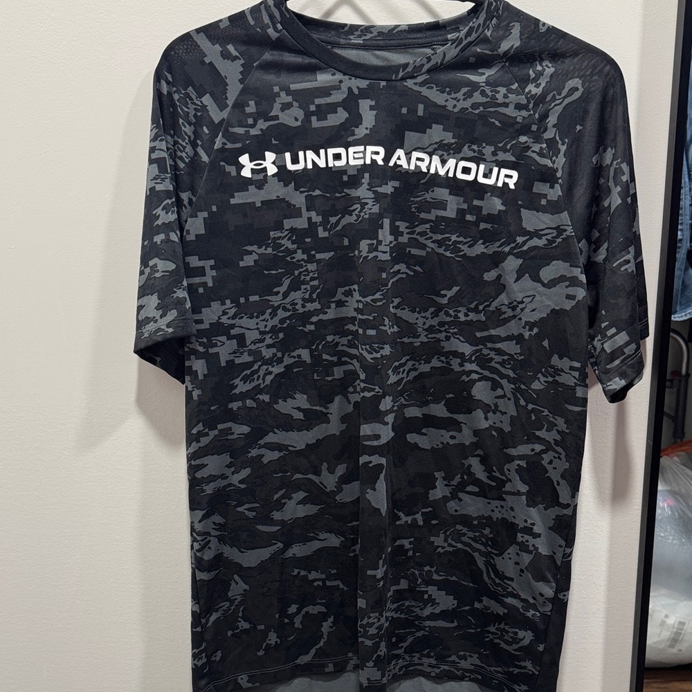 Under Armour Black & Gray Camo Short Sleeve Performance Tee